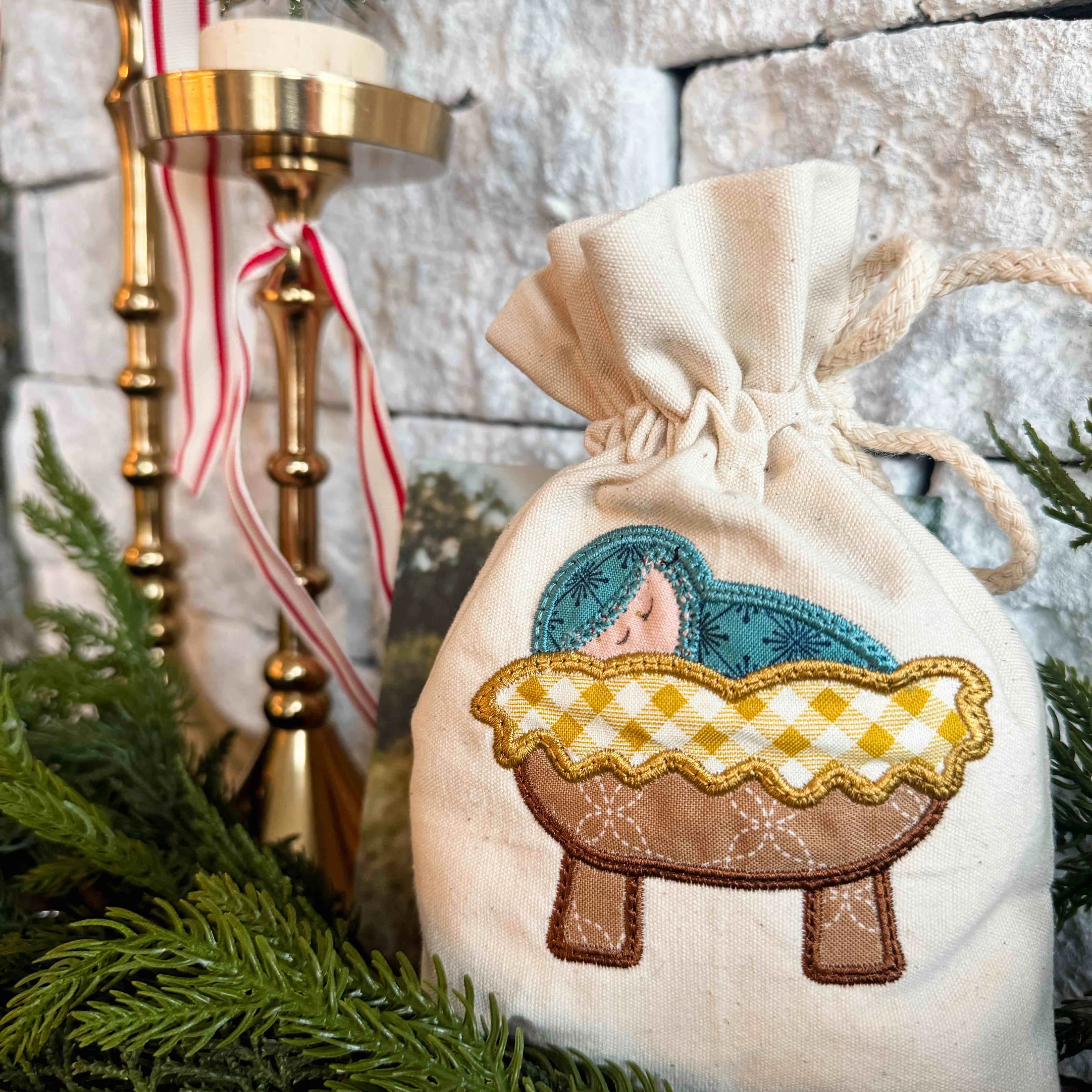 Pint-Size Holiday Bags manger