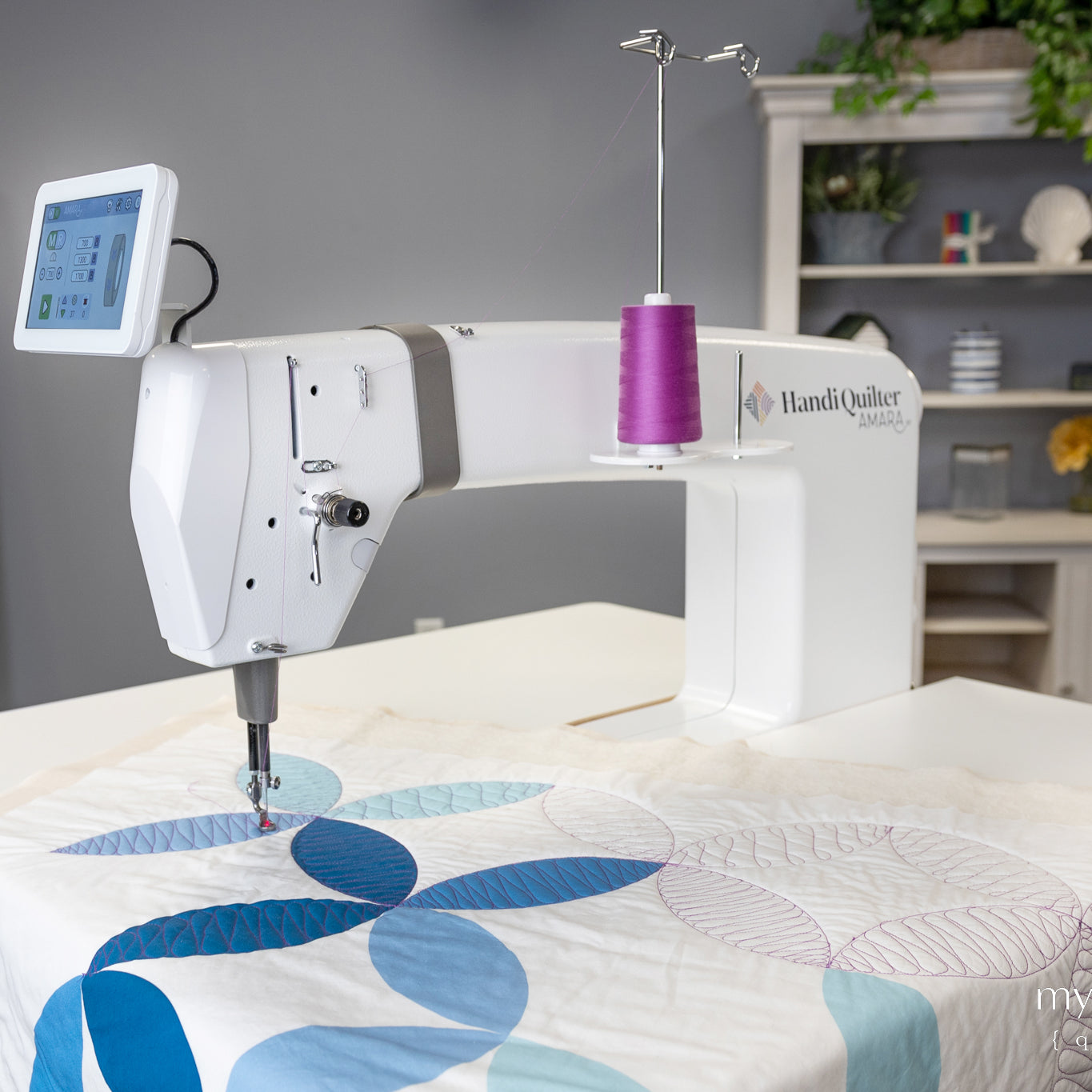 Handi Quilter Amara ST Longarm Machine on Lift Table