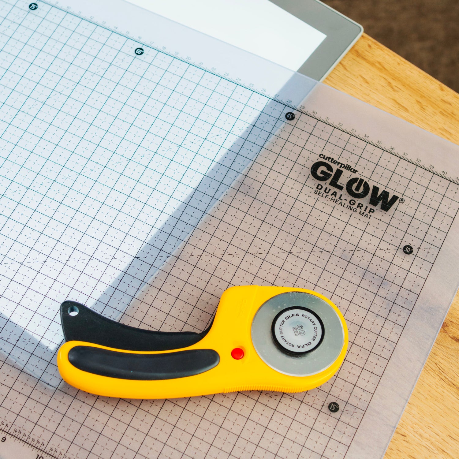 Rotary cutter on a cutting mat with grid lines